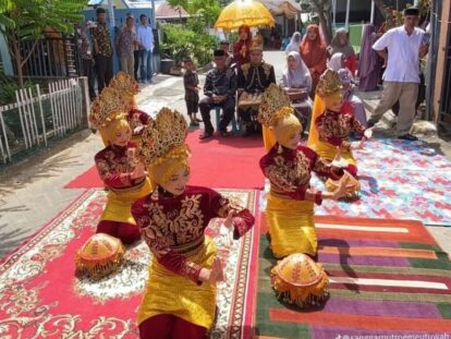 Para penari Ranub Lampuan dalam budaya peumulia jamee (memuliakan tamu). Salah satu adat peumulia jamee tercermin dalam tarian Ranub Lampuan. (Sumber: maa.acehprov.go.id)